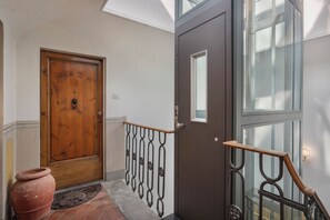 Interior entrance - Bright Last-Floor Apartment with Terrace (Florence)