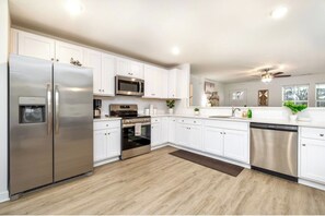 Fridge, microwave, oven, stovetop - 1 story fenced backyard mins from UNCC & speedway (Harrisburg)