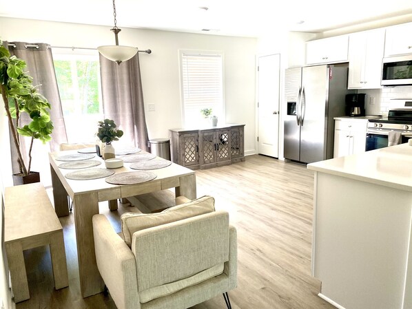 Fridge, microwave, oven, stovetop - 1 story fenced backyard mins from UNCC & speedway (Harrisburg)