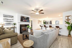 Smart TV, fireplace, foosball, books - 1 story fenced backyard mins from UNCC & speedway (Harrisburg)