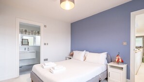 4 bedrooms, iron/ironing board, free WiFi, bed sheets - Spacious, Modern Family Home I Pass the Keys (Pangbourne)