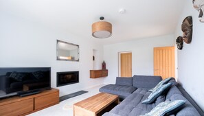 TV, books - Spacious, Modern Family Home I Pass the Keys (Pangbourne)