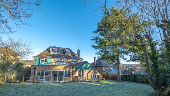 Exterior - Spacious, Modern Family Home I Pass the Keys (Pangbourne)