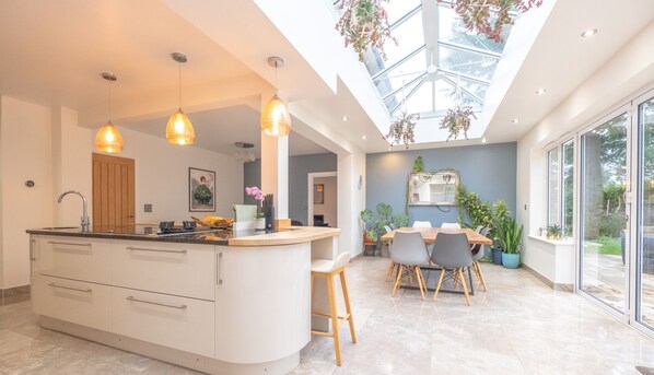 Dining - Spacious, Modern Family Home I Pass the Keys (Pangbourne)