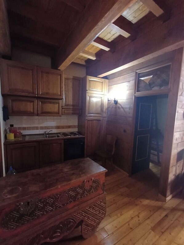 Frigorífico, microondas, horno y cafetera o tetera