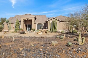 Exterior - Spacious 4-bedroom house in charming Cave Creek with WiFi, AC (Cave Creek)