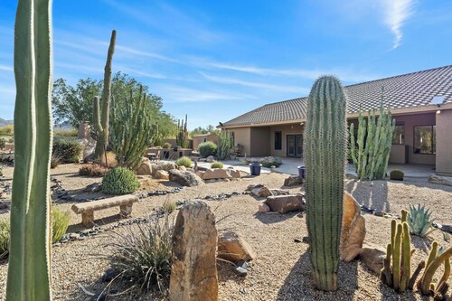Spacious 4-bedroom house in charming Cave Creek with WiFi, AC