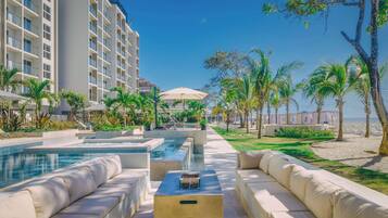 2 piscines a l'aire lliure