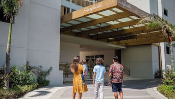 Entrada de hotel con un letrero que dice 'Surfside Surfile'.