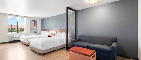 Escritorio, espacio para trabajar con laptop y cortinas blackout