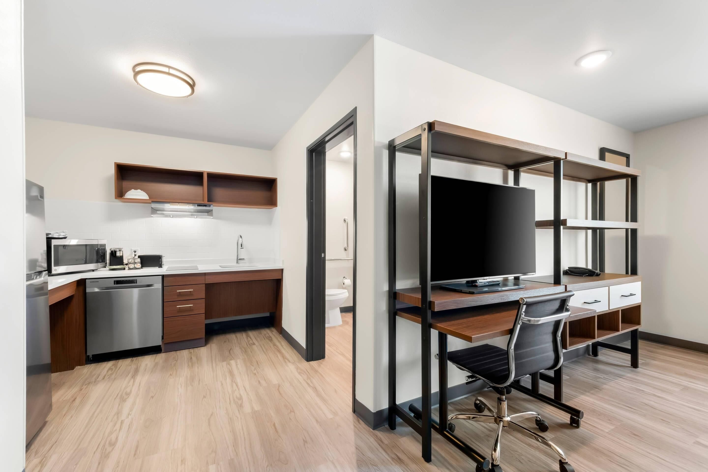 办公桌、笔记本电脑工作区、遮光窗帘、熨斗/熨衣板