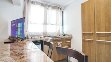 Loft Confort | Cocina básica privada | Frigorífico pequeño, microondas, placa de cocina y utensilios de cocina