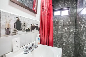 Comfort tetőtéri szoba | Fürdőszoba | Zuhanyzó, törölközők, szappan és sampon