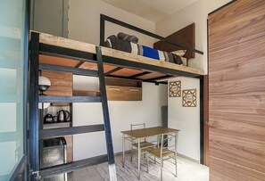 1 habitación, cortinas blackout y tabla de planchar con plancha 