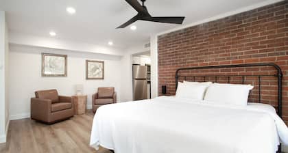 Cedar’s Condo - Modern Downtown Escape