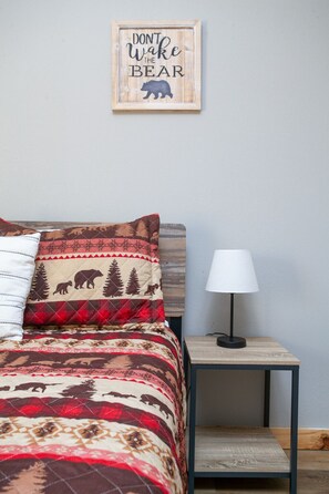 3 室のベッドルーム、WiFi (無料)、ベッドシーツ