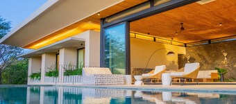 Casa Lagom, Luxurious Oasis with Infinity Pool!