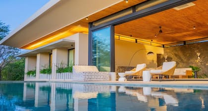 Casa Lagom, Luxurious Oasis with Infinity Pool!