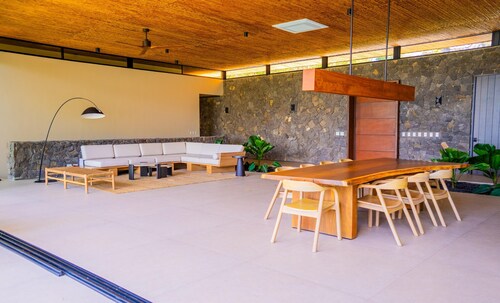 Casa Lagom, Luxurious Oasis with Infinity Pool!
