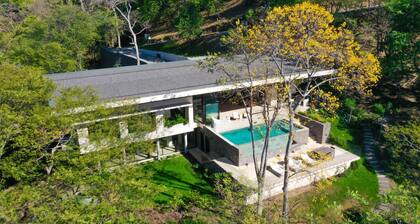 Casa Lagom, Luxurious Oasis with Infinity Pool!