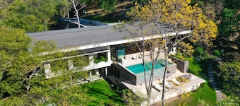 Casa Lagom, Luxurious Oasis with Infinity Pool!