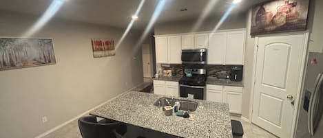 Mikrobølgeovn, kokeplater og oppvaskmaskin