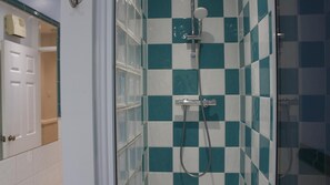 Serviettes fournies, savon, papier toilette