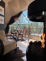 Chimenea, piso con calefacción