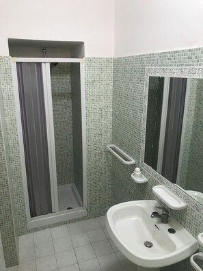 Dusj, bidé, håndklær og toalettpapir