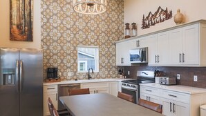 Réfrigérateur, micro-ondes, plaque de cuisson, lave-vaisselle