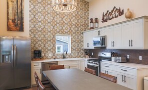 Kjøleskap, mikrobølgeovn, kokeplater og oppvaskmaskin