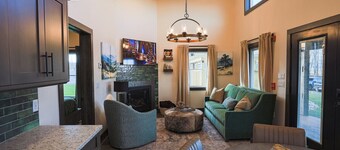 Cabin 1 One Bed Modern Luxury w Hot Tub