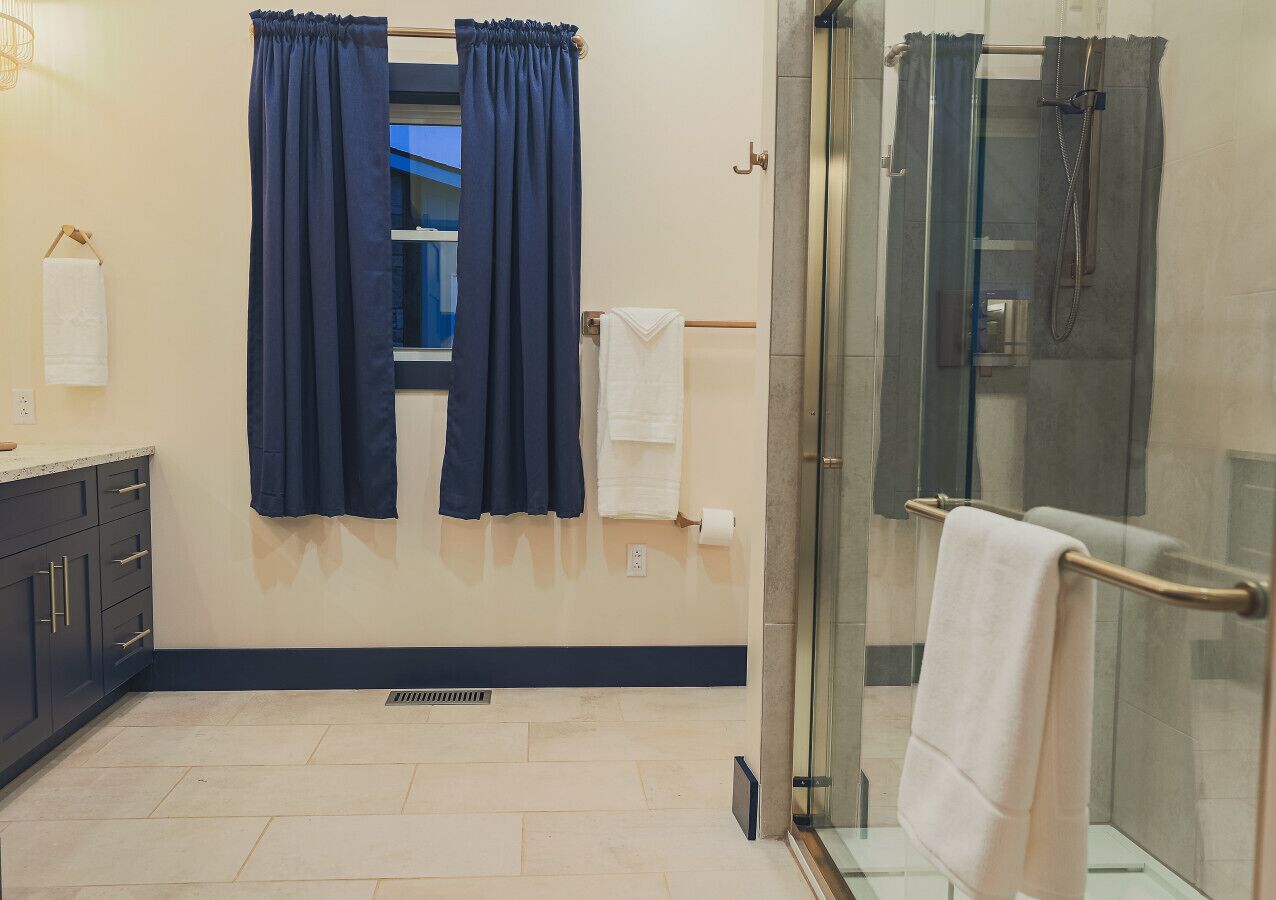 Secador de cabelo, toalhas de banho