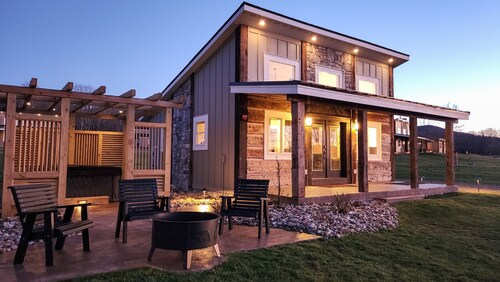 Cabin 16 One Bed Modern Luxury w Hot Tub