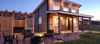 Cabin 16 One Bed Modern Luxury w Hot Tub