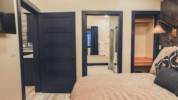 1 bedroom, desk, iron/ironing board, free WiFi