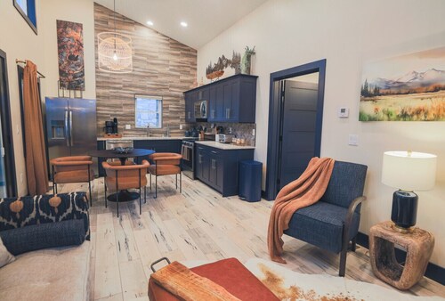 Cabin 7 One Bed Modern Luxury w Hot Tub