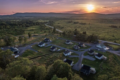 Cabin 7 One Bed Modern Luxury w Hot Tub