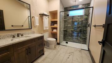 Sèche-cheveux, serviettes fournies