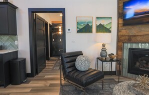 Una Smart TV, una chimenea