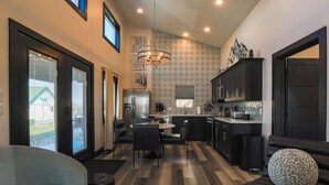 Smart TV, fireplace - Cabin 15 One Bed Modern Luxury w Hot Tub (Davis)