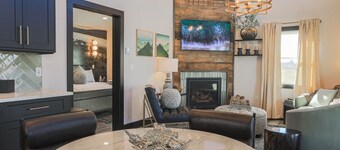 Cabin 15 One Bed Modern Luxury w Hot Tub