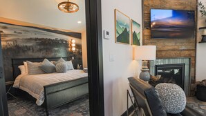 1 bedroom, iron/ironing board, free WiFi, bed sheets - Cabin 15 One Bed Modern Luxury w Hot Tub (Davis)