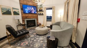 Una Smart TV, una chimenea