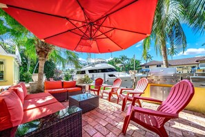 Terrace/patio - Heated Pool & Hot Tub! Waterfront Antique / Vintage! (Fort Lauderdale)