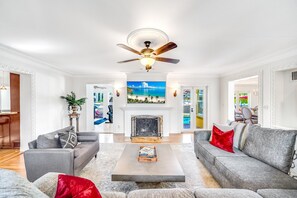 Smart TV, table football - Heated Pool & Hot Tub! Waterfront Antique / Vintage! (Fort Lauderdale)