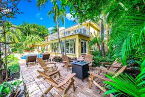 Terrace/patio - Heated Pool & Hot Tub! Waterfront Antique / Vintage! (Fort Lauderdale)