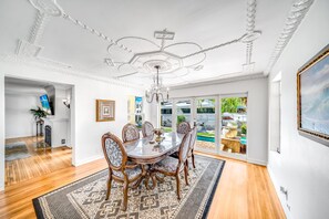 Dining - Heated Pool & Hot Tub! Waterfront Antique / Vintage! (Fort Lauderdale)