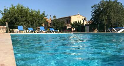 Rural cottage with pool and shared garden in l'EmpordĂ