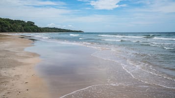 En la playa, camastros y toallas de playa